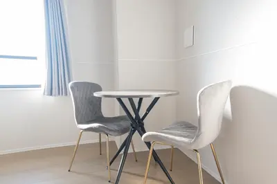 two chairs and a table in a room at \u6d45\u8349\u99c5\u5f92\u6b69\u570f \u4ea4\u901a\u81f3\u4fbf \u6d45\u8349\u5bfa\u89b3\u5149 \u4ef2\u898b\u4e16\u30b7\u30e7\u30c3\u30d4\u30f3\u30b0 \u4e0b\u753a\u30b0\u30eb\u30e1\u6e80\u55ab \u6771\u6d45\u8349\u30b9\u30c6\u30a4 in Tokyo