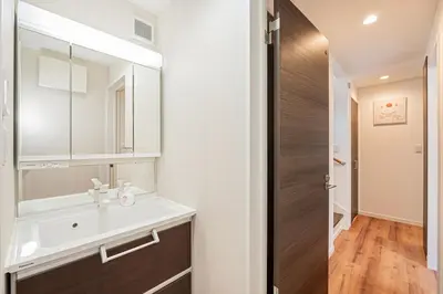 a bathroom with a sink and a mirror at \u96f2 Yun \u5317\u5343\u4f4f\u8eca\u7ad9\u6b65\u884c11\u5206\u9418 \u76f4\u9054 Asakusa \u4e0a\u91ce \u79cb\u8449\u539f \u6674\u7a7a\u5854 \u65e5\u66ae\u91cc \u6d89\u8c37 \u8868\u53c3\u9053 \u6771\u4eac \u516d\u672c\u6728 \u9280\u5ea7 in Tokyo