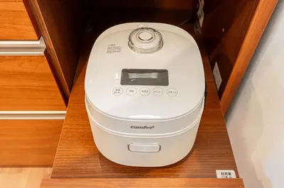a white appliance sitting on a wooden shelf at \u96f2 Yun \u5317\u5343\u4f4f\u8eca\u7ad9\u6b65\u884c11\u5206\u9418 \u76f4\u9054 Asakusa \u4e0a\u91ce \u79cb\u8449\u539f \u6674\u7a7a\u5854 \u65e5\u66ae\u91cc \u6d89\u8c37 \u8868\u53c3\u9053 \u6771\u4eac \u516d\u672c\u6728 \u9280\u5ea7 in Tokyo