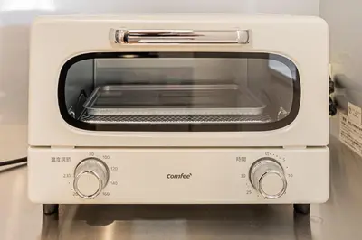 a white toaster oven sitting on top of a counter at \u96f2 Yun \u5317\u5343\u4f4f\u8eca\u7ad9\u6b65\u884c11\u5206\u9418 \u76f4\u9054 Asakusa \u4e0a\u91ce \u79cb\u8449\u539f \u6674\u7a7a\u5854 \u65e5\u66ae\u91cc \u6d89\u8c37 \u8868\u53c3\u9053 \u6771\u4eac \u516d\u672c\u6728 \u9280\u5ea7 in Tokyo