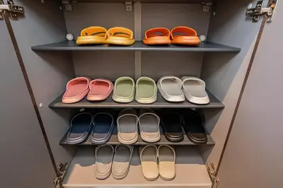 a row of shoes on shelves in a closet at \u96f2 Yun \u5317\u5343\u4f4f\u8eca\u7ad9\u6b65\u884c11\u5206\u9418 \u76f4\u9054 Asakusa \u4e0a\u91ce \u79cb\u8449\u539f \u6674\u7a7a\u5854 \u65e5\u66ae\u91cc \u6d89\u8c37 \u8868\u53c3\u9053 \u6771\u4eac \u516d\u672c\u6728 \u9280\u5ea7 in Tokyo
