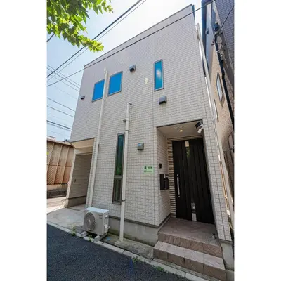 a white brick building with a door in front of it at \u96f2 Yun \u5317\u5343\u4f4f\u8eca\u7ad9\u6b65\u884c11\u5206\u9418 \u76f4\u9054 Asakusa \u4e0a\u91ce \u79cb\u8449\u539f \u6674\u7a7a\u5854 \u65e5\u66ae\u91cc \u6d89\u8c37 \u8868\u53c3\u9053 \u6771\u4eac \u516d\u672c\u6728 \u9280\u5ea7 in Tokyo