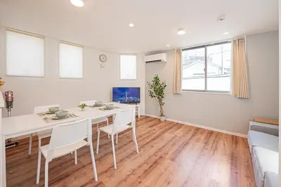 a living room with a white table and chairs at \u96f2 Yun \u5317\u5343\u4f4f\u8eca\u7ad9\u6b65\u884c11\u5206\u9418 \u76f4\u9054 Asakusa \u4e0a\u91ce \u79cb\u8449\u539f \u6674\u7a7a\u5854 \u65e5\u66ae\u91cc \u6d89\u8c37 \u8868\u53c3\u9053 \u6771\u4eac \u516d\u672c\u6728 \u9280\u5ea7 in Tokyo