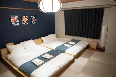 a room with a large bed with towels on it at \u68ee\u4e0b\u30ad\u30fc\u30b3\u30fc\u30dd\u30db\u30c6\u30eb\u6700\u59278\u540d\u5bbf\u6cca\u53ef\u80fd in Tokyo