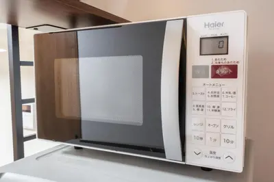 a microwave oven sitting on top of a table at \u68ee\u4e0b\u30ad\u30fc\u30b3\u30fc\u30dd\u30db\u30c6\u30eb\u6700\u59278\u540d\u5bbf\u6cca\u53ef\u80fd in Tokyo