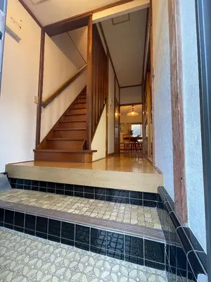 a staircase in a house with a tile floor at \u767d\u3044\u5bb6\u5e83\u5c3e in Tokyo