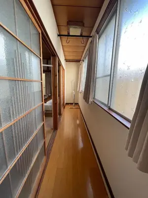 a hallway with large windows and a wooden floor at \u767d\u3044\u5bb6\u5e83\u5c3e in Tokyo