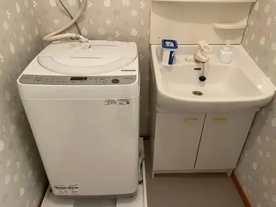 a small bathroom with a sink and a washing machine at \u767d\u3044\u5bb6\u5e83\u5c3e in Tokyo