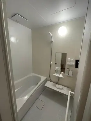 a white bathroom with a tub and a sink at \u767d\u3044\u5bb6\u5e83\u5c3e in Tokyo