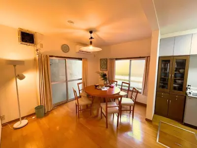a dining room with a table and chairs at \u767d\u3044\u5bb6\u5e83\u5c3e in Tokyo