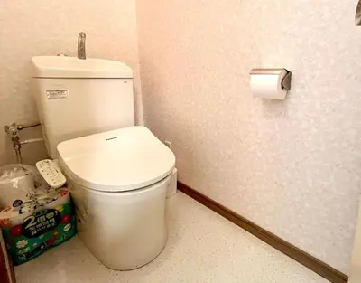 a bathroom with a toilet with a roll of toilet paper at Minami Shinagawa House \u5357\u54c1\u5dddHouse in Tokyo