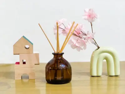 a table with a vase and a house and flowers at \u6e0b\u8c37\u897f\u5ddd\u30d3\u30eb in Tokyo