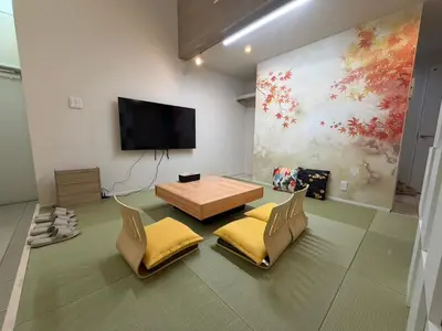 a living room with two chairs and a table and a tv at \u7d05\u8449\u306e\u9593-\u7573\u3067\u304f\u3064\u308d\u3050\u548c\u30e2\u30c0\u30f3\u6c11\u6cca in Tokyo