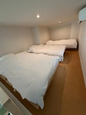 two beds in a small room with white sheets at \u7d05\u8449\u306e\u9593-\u7573\u3067\u304f\u3064\u308d\u3050\u548c\u30e2\u30c0\u30f3\u6c11\u6cca in Tokyo