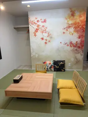 a room with a table and two chairs and a painting at \u7d05\u8449\u306e\u9593-\u7573\u3067\u304f\u3064\u308d\u3050\u548c\u30e2\u30c0\u30f3\u6c11\u6cca in Tokyo