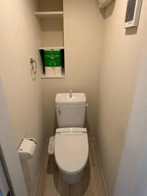 a small bathroom with a toilet in a room at \u7d05\u8449\u306e\u9593-\u7573\u3067\u304f\u3064\u308d\u3050\u548c\u30e2\u30c0\u30f3\u6c11\u6cca in Tokyo