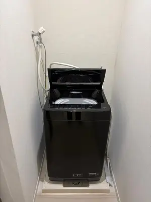 a black printer sitting on a shelf in a room at \u7d05\u8449\u306e\u9593-\u7573\u3067\u304f\u3064\u308d\u3050\u548c\u30e2\u30c0\u30f3\u6c11\u6cca in Tokyo