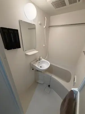 a small bathroom with a sink and a mirror at \u7d05\u8449\u306e\u9593-\u7573\u3067\u304f\u3064\u308d\u3050\u548c\u30e2\u30c0\u30f3\u6c11\u6cca in Tokyo