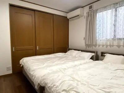 a bedroom with two white beds and a window at kSF\u6c60\u888b\u672c\u753a2\u4e01\u76ee in Tokyo