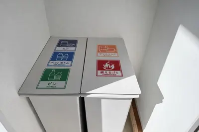 a table with four signs on it in a room at louis stage \u897f\u30f6\u539f 103\u5ba4 in Tokyo