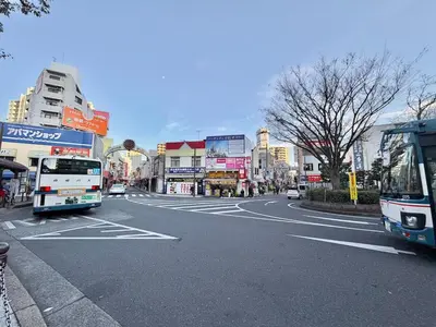 a city street with buses and cars on the road at \u30a8\u30de\u30fc\u30ec\u6771\u5c0f\u5ca9301 \u5c0f\u5ca9\u99c5\u5f92\u6b695\u5206 \u6700\u59275\u540d \u548c\u5ba4\u7573 in Tokyo