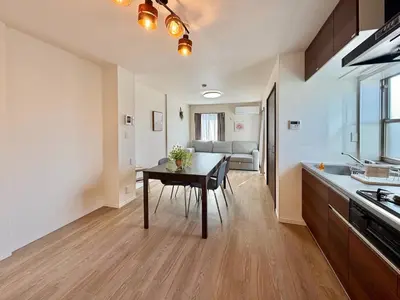a kitchen and dining room with a table in a kitchen at \u30a8\u30de\u30fc\u30ec\u6771\u5c0f\u5ca9301 \u5c0f\u5ca9\u99c5\u5f92\u6b695\u5206 \u6700\u59275\u540d \u548c\u5ba4\u7573 in Tokyo