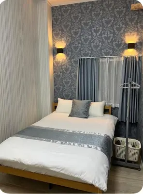 a bedroom with a large bed in a room at \u677e\u4e43\u7af9102 in Tokyo