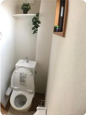 a bathroom with a toilet with a plant on the wall at \u677e\u4e43\u7af9102 in Tokyo