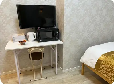 a tv on a table with a microwave on it at \u677e\u4e43\u7af9102 in Tokyo