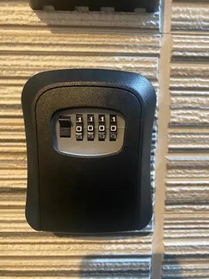 a remote control sitting on top of a drawer at \u4e1c\u4eac\u90fd\u5185\u5bbe\u9986Nexus villa in Tokyo
