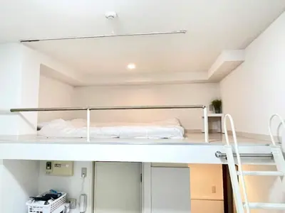 a bedroom with a bunk bed in a room at \u6771\u4eac\u65b0\u5bbf\u306e\u5bbf in Tokyo