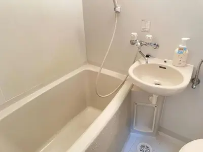 a bathroom with a sink and a toilet and a bath tub at \u6771\u4eac\u65b0\u5bbf\u306e\u5bbf in Tokyo