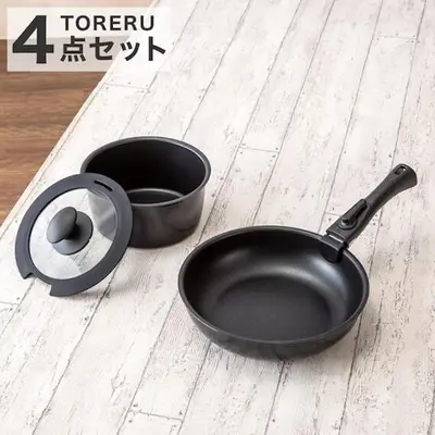 a frying pan and a bowl on a wooden table at Sgc\u4e16\u7530\u8c371\u4e01\u76ee in Tokyo