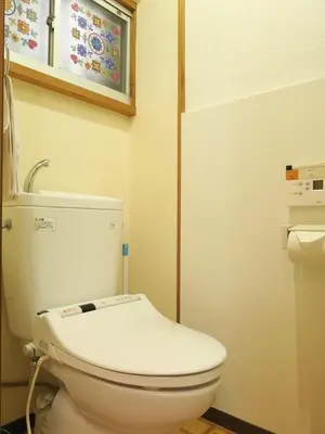 a bathroom with a white toilet in a room at \u4ee5\u7433\u5c0f\u820d in Tokyo