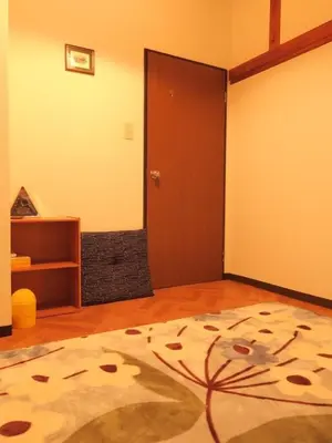 an empty room with a bed and a door at \u4ee5\u7433\u5c0f\u820d in Tokyo