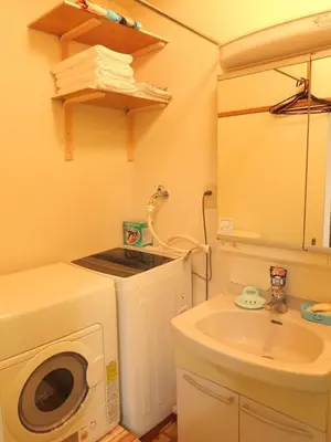 a bathroom with a washing machine and a sink at \u4ee5\u7433\u5c0f\u820d in Tokyo