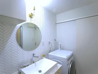 a bathroom with a sink and a mirror and a toilet at Cassyta Gotanda Zeko-Residence in Tokyo