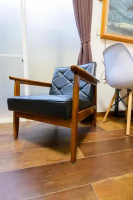 a chair sitting in a room next to a chair at \u30d1\u30ec\u30f4\u30e9\u30f3\u30b7\u30e5 in Tokyo