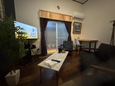 a living room with a couch and a table at \u30d1\u30ec\u30f4\u30e9\u30f3\u30b7\u30e5 in Tokyo