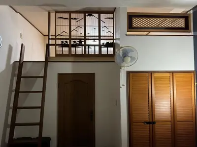 a room with a staircase and a door with a fan at \u30d1\u30ec\u30f4\u30e9\u30f3\u30b7\u30e5 in Tokyo