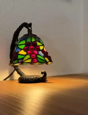 a stained glass lamp sitting on top of a table at \u30d1\u30ec\u30f4\u30e9\u30f3\u30b7\u30e5 in Tokyo