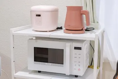a white table with a microwave and a blender on it at \u4e80\u67095\u4e01\u76ee301 in Tokyo