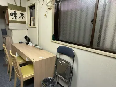 a room with a desk and a table and a window at \u70df\u96e8\u8f69105 in Tokyo