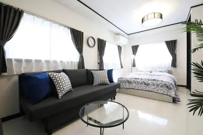 a living room with a couch and a bed at \u30bd\u30ec\u30a4\u30e6\u30cf\u30a6\u30b9\u897f\u845b\u897f in Tokyo