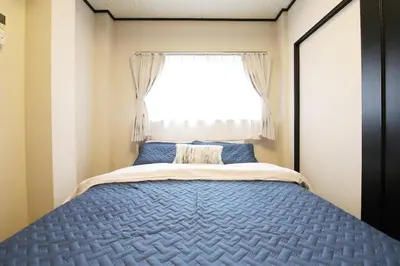 a bedroom with a bed with a window at \u30bd\u30ec\u30a4\u30e6\u30cf\u30a6\u30b9\u897f\u845b\u897f in Tokyo