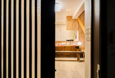 a view of a kitchen through a door at \u6771\u4eac\u4e0a\u91ce\u6b65\u884c3\u5206\u72ec\u680b\u522b\u5885 in Tokyo