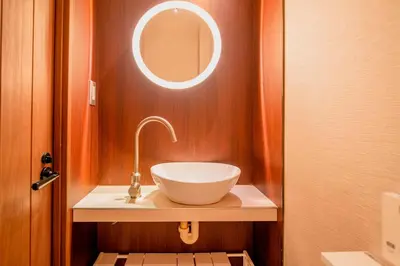 a bathroom with a sink and a mirror at \u6771\u4eac\u4e0a\u91ce\u6b65\u884c3\u5206\u72ec\u680b\u522b\u5885 in Tokyo