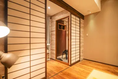 a room with a door with a mirror and a cat at \u6771\u4eac\u4e0a\u91ce\u6b65\u884c3\u5206\u72ec\u680b\u522b\u5885 in Tokyo