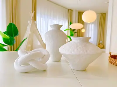 a group of white vases sitting on a table at \u65b0\u5bbf5\u5206\u5e83\u3005\u7a7a\u9593 in Tokyo