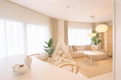 a living room with a teddy bear sitting on a table at \u65b0\u5bbf5\u5206\u5e83\u3005\u7a7a\u9593 in Tokyo